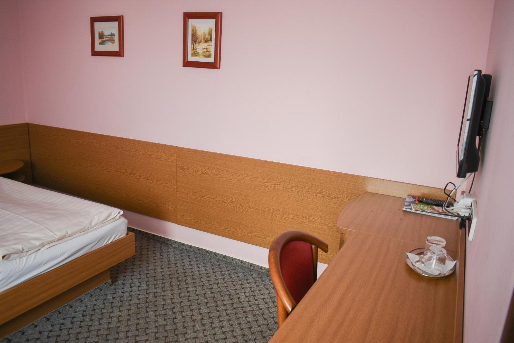 Hotel U Jiriho Humpolec Bagian luar foto